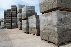 Складированные арболитовые блоки на поддоне